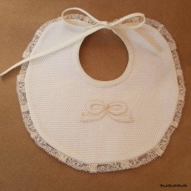 Bavaglino in piqu&eacute; di cotone ricamato a mano. Nodo d'amore