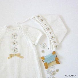 Abito di maglia e tappo part&igrave; cotone organico bianco con piccoli fiori. Neonato taglia unica voce.