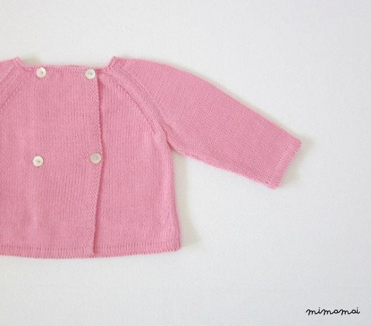 Maglione lavorato a maglia del bambino, copertura del pannolino e scarpe - un dolce cuore rosa.