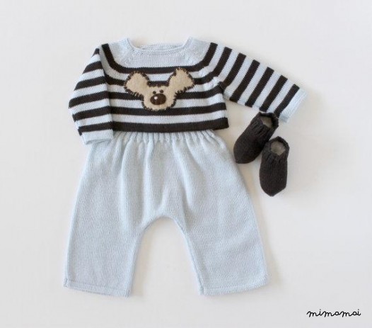 Maglia bambino insieme. Maglione a righe, pantaloni e calzini.