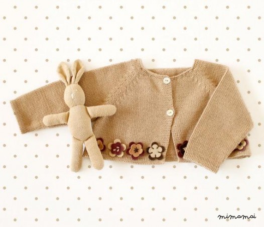 Maglia bambino piccolo cappotto in cammello con fiori di feltro.