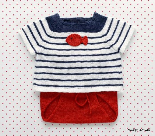 Maglia bambino insieme. Maglione e copertura del pannolino. Rosso, blu marino e bianco.