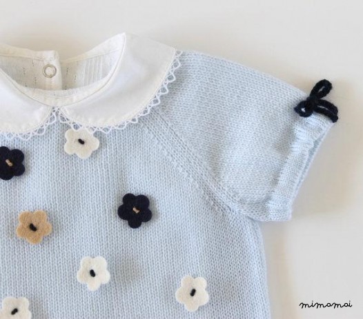 Maglia con maniche corte e poco feltro fiori.