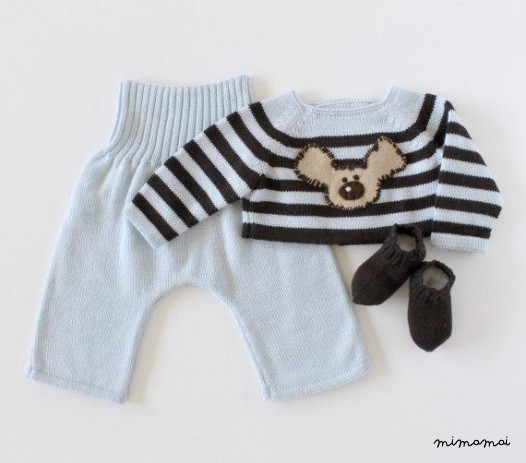 Maglia bambino insieme. Maglione a righe, pantaloni e calzini.