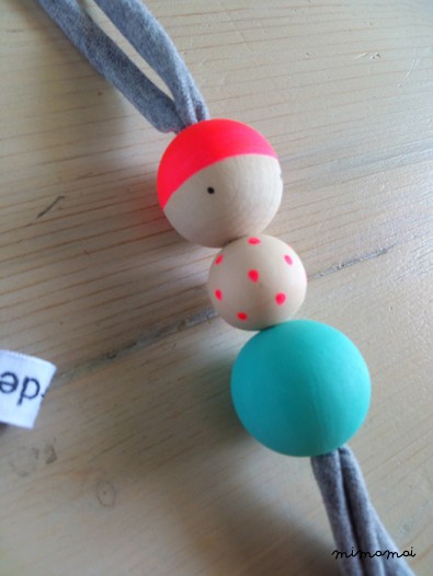 Collana MjMj doll FLUO in legno naturale dipinta a mano