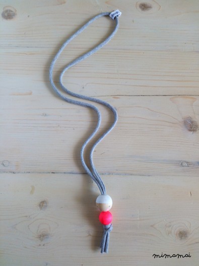COLLANA MjMj FLUO PINK, in legno naturale dipinta a mano