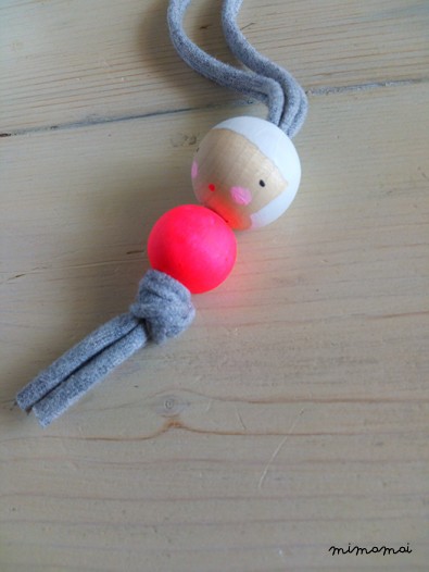 COLLANA MjMj FLUO PINK, in legno naturale dipinta a mano
