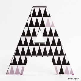 lettera in legno A - trama triangoli neri