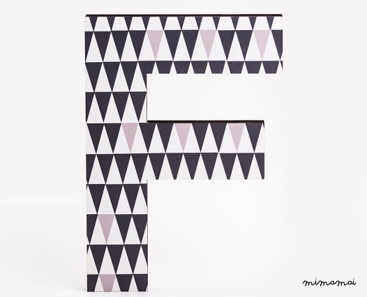 lettera in legno F - trama triangoli neri