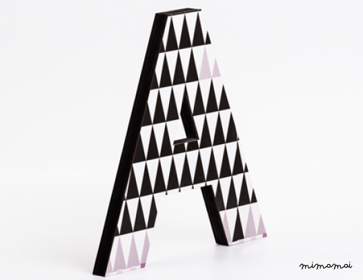 lettera in legno A - trama triangoli neri