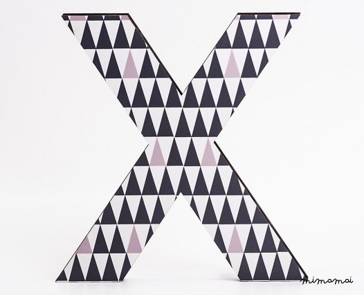 lettera in legno X - trama a triangoli neri
