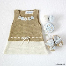 Abito in maglia baby in cammello e perla con fiorellini, scarpe di corrispondenza.