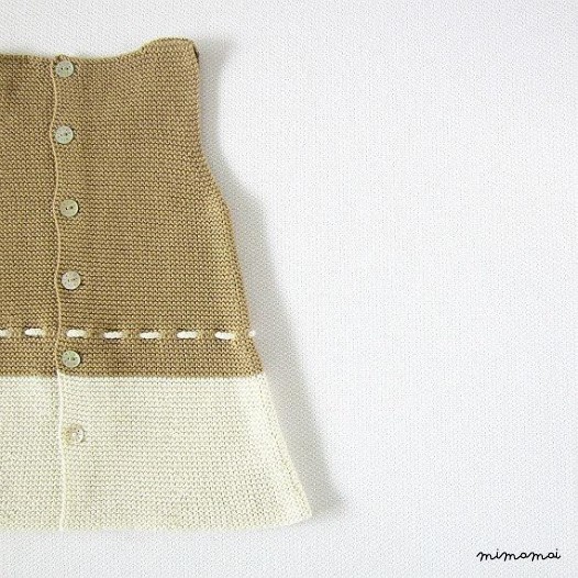 Abito in maglia baby in cammello e perla con fiorellini, scarpe di corrispondenza.