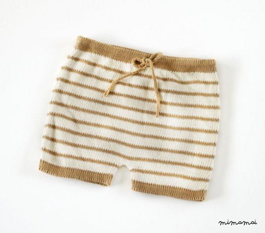 Maglia bambino insieme. Maglia e pantaloncini a righe. Cammello, blu navy e perla.