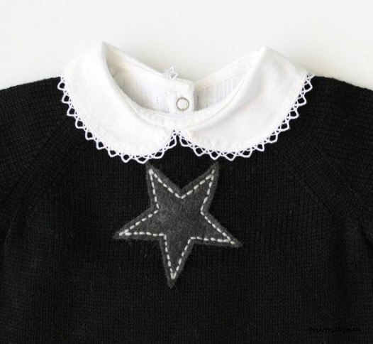 Maglia bambino insieme. Maglione, copertura del pannolino, calze. Nero e grigio.