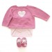 Maglione lavorato a maglia del bambino, copertura del pannolino e scarpe - un dolce cuore rosa.