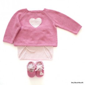 Maglione lavorato a maglia del bambino, copertura del pannolino e scarpe - un dolce cuore rosa.