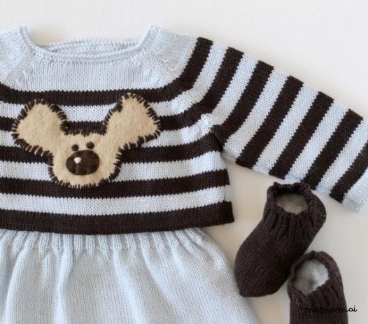 Maglia bambino insieme. Maglione a righe, pantaloni e calzini.