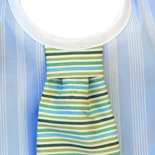 Bavoir-chic-cravate-bebe-bleu-ciel-rayures-vertes-2