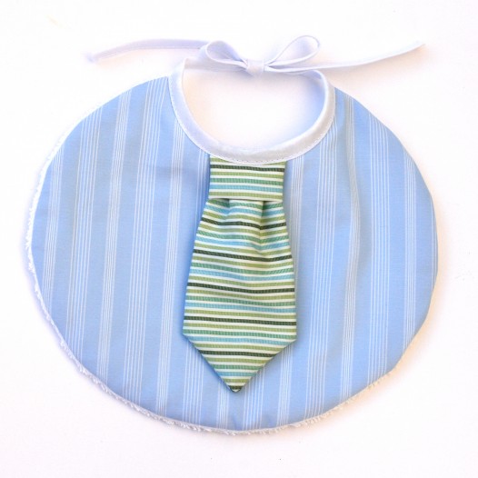 Bavoir-chic-cravate-bebe-bleu-ciel-rayures-vertes-4