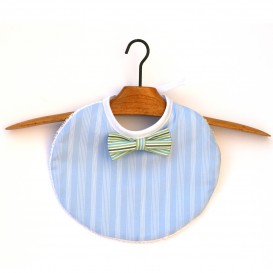 Bavoir-chic-noeud-papillon-bebe-bleu-ciel-rayures-vertes-1