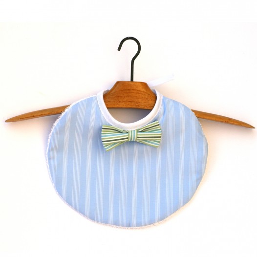Bavoir-chic-noeud-papillon-bebe-bleu-ciel-rayures-vertes-1