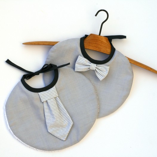 Bavoir-chic-cravate-noeud-pap-bebe-garcon-gris-carreaux-1