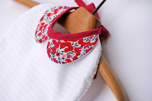 Bavoir-chic-col-Claudine-Liberty-Wiltshire-fuchsia-2