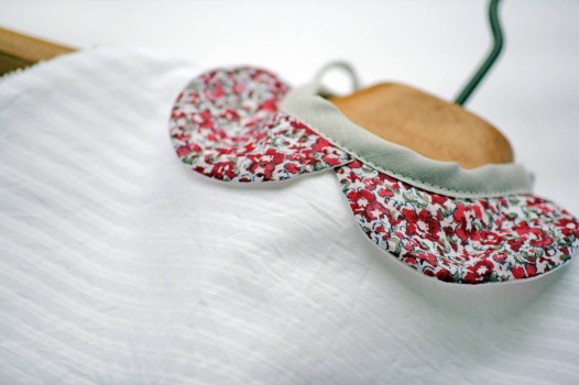 Bavoir-chic-col-Claudine-lin-blanc-fleuri-rouge-5