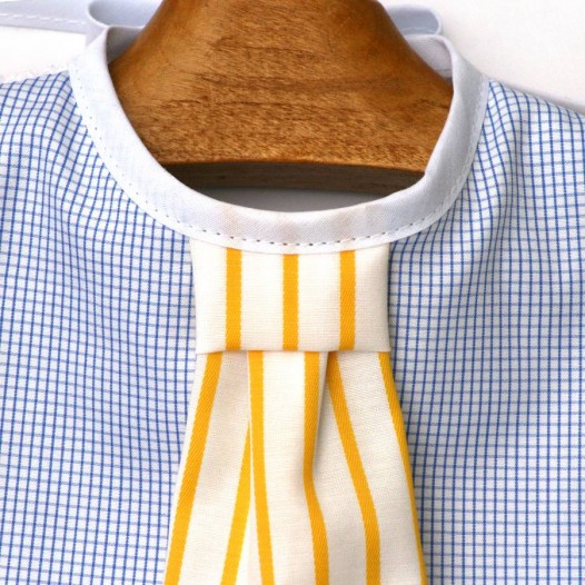 Bavoir-chic-cravate-bebe-jaune-bleu-bapteme-3