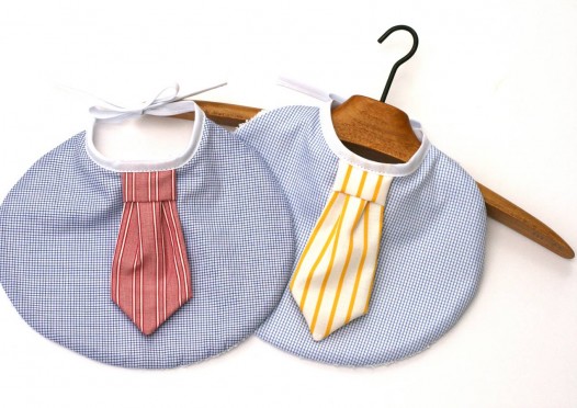 Bavoir-chic-cravate-bebe-jaune-bleu-rouge-bapteme-4