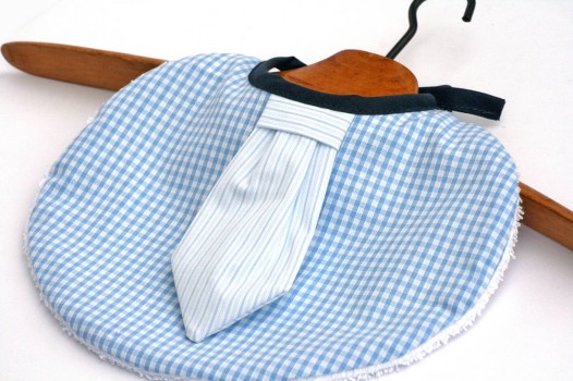 Bavoir-chic-cravate-bebe-bleu-ciel-vichy-rayures-3
