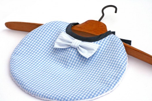 Bavoir-chic-noeud-papillon-bebe-bleu-ciel-vichy-rayures-2