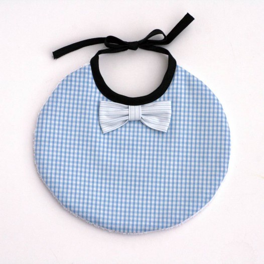 Bavoir-chic-noeud-pap-bebe-bleu-ciel-vichy-rayures-1