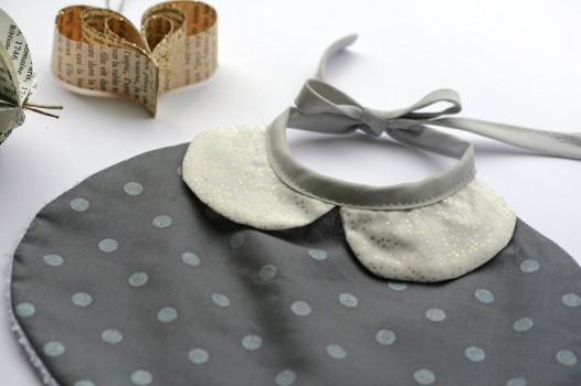 Bavoirs-de-Noel-gros-pois-gris-col-claudine-ecrue-2