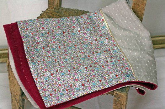 Couverture-bebe-enfant-framboise-brume-Liberty-polaire-4