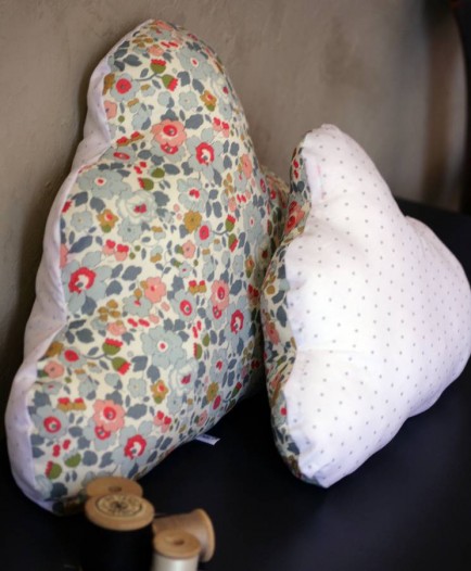 Coussin-nuage-Liberty-Betsy-porcelaine-pois-argent-4