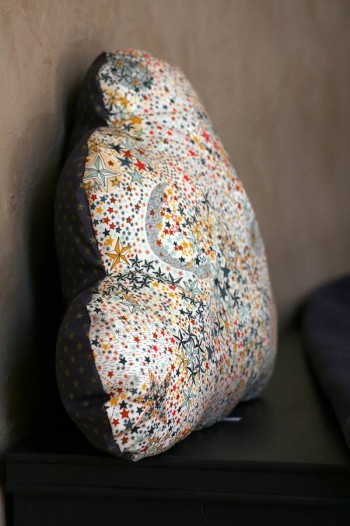 Coussin-nuage-Liberty-Adelajda-multicolore-etoiles-argent-1