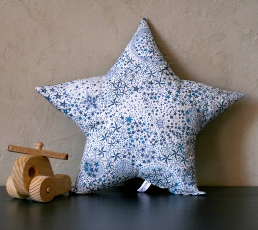 Coussin-etoile-Liberty-adelajda-bleu-1