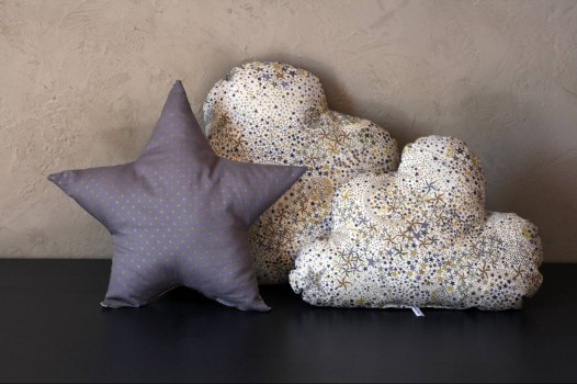 Coussin-enfant-bebe-Liberty-Adelajda-gris-etoiles-dorees-2