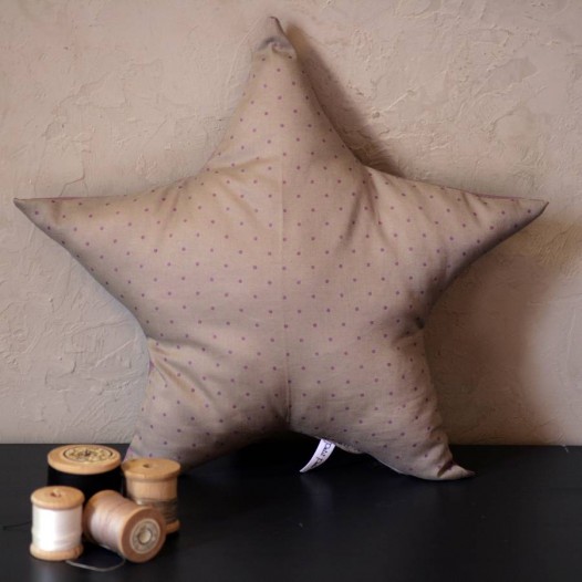 Coussin-etoile-taupe-pois-figue-1