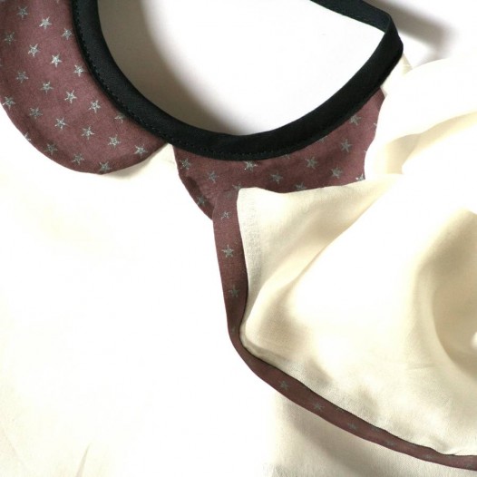 cadeau-maman-bebe-foulard-bavoir-etoiles-figue-ecru-2c