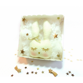Hochet "Gis&egrave;le la lapine trop belle", coton cr&egrave;me pois dor&eacute;
