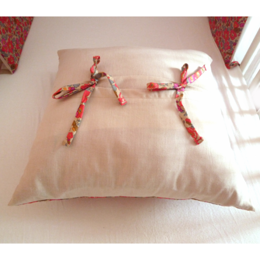 coussin-en-liberty-betsy-fluo-the-et-coton-beige-deddhoussable-.jpg
