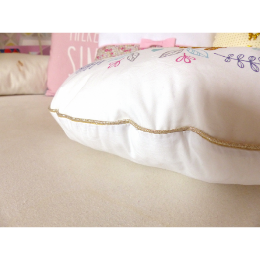 coussin-en-liberty-betsy-fluo-theddddet-coton-beige-dehoussable-.jpg