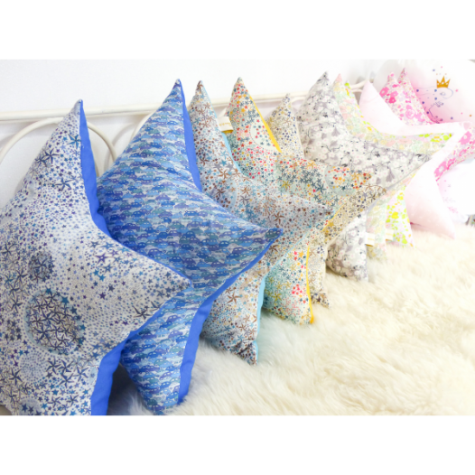 coussin-etoile-differents-liberty.jpg