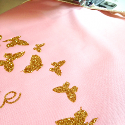 coussin-en-coton-rose-bsssleu-ou-dore-envolee-de-papillons-personnalisable-prenom.jpg