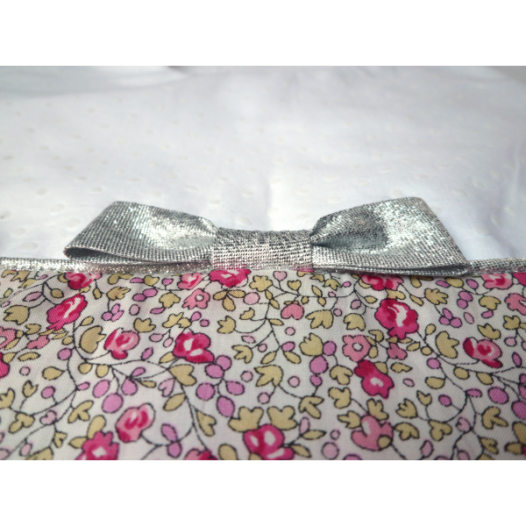 bavoir-liberty-eloise-rose-plumetdddddis-blanc-et-passepoil-argente-.jpg