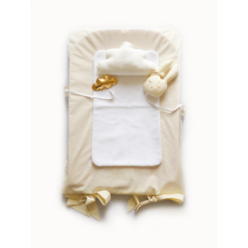 Housse de matelas &agrave; langer cr&egrave;me pois dor&eacute; et ses petits accessoires
