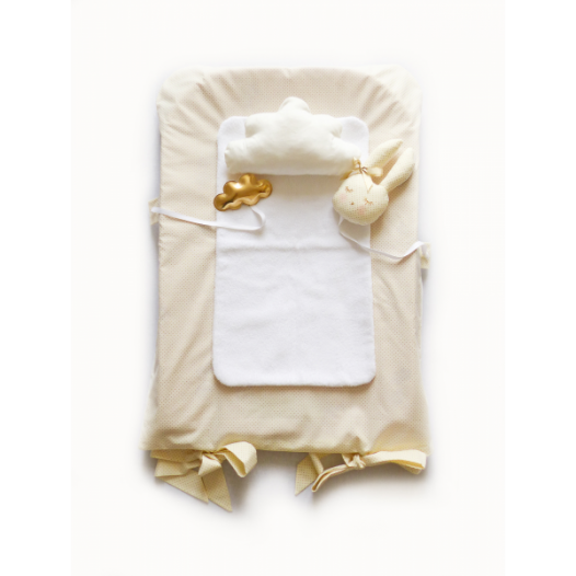 housse-de-matelas-a-langer-creme-pois-dore-et-ses-petits-accessoires-.jpg
